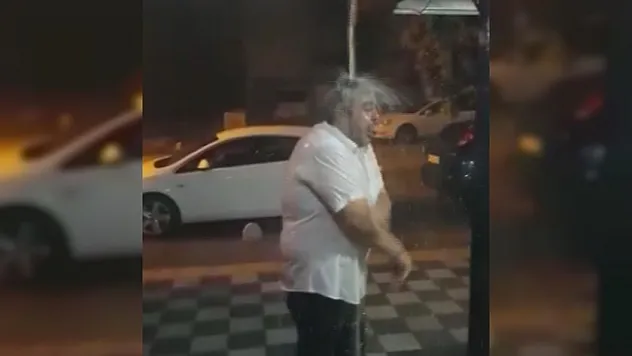 Yağmur altında duş aldı, çocuklar gibi eğlendi