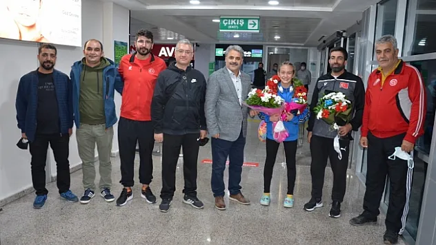 Avrupa Şampiyonu Aktaş çiçeklerle karşılandı!