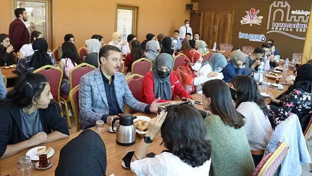 Tüfenkci Malatya'yı tercih eden üniversite öğrencileri ile bir araya geldi