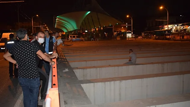 Malatya'da alt geçitteki intihar girişimini polis engelledi