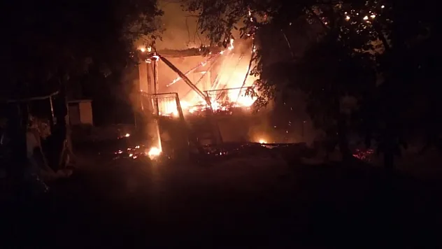 Malatya'da iki katlı evde yangın! Küle döndü!