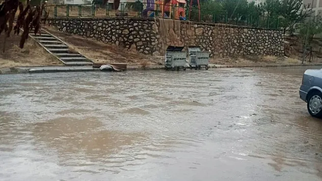 Malatya'da sağanak yağış etkili oldu! Yollar göle döndü!