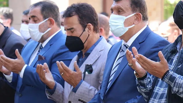 Ünlü sanatçı Selahattin Alpay'ın annesi Emine Alpay vefat etti