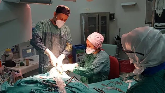 İşitme kaybı yaşayan çocuğa başarılı ameliyat