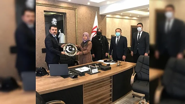 Kadınlardan Kaymakam Gilan'a bakır işlemeli ay yıldız hediyesi