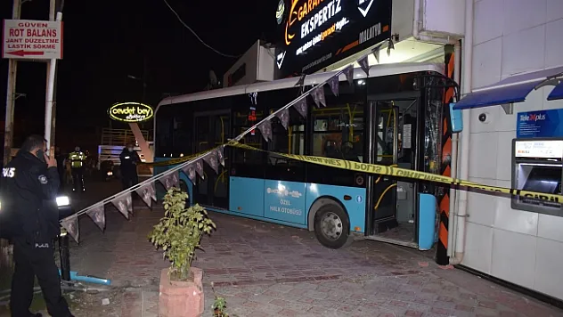 Sürücüsü kalp krizi geçiren otobüs oto bakım servisine daldı: 2 yaralı
