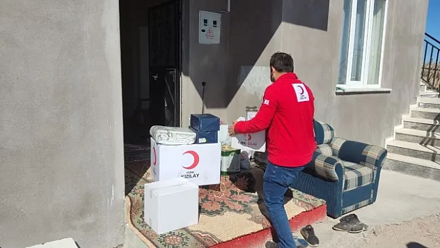 Yangında evi küle dönen aileye Kızılay şefkati...