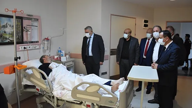 Başhekime &quothayırlı olsun&quot, yaralıya &quotgeçmiş olsun&quot ziyareti