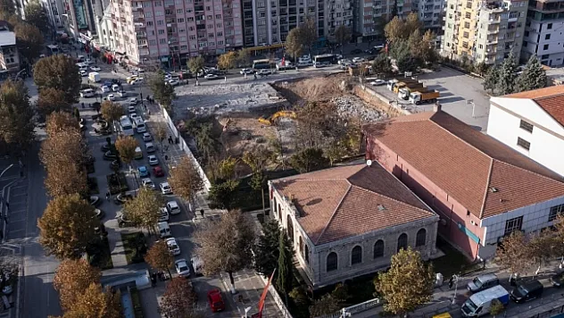 Cumhuriyet meydanında çalışmalar devam ediyor