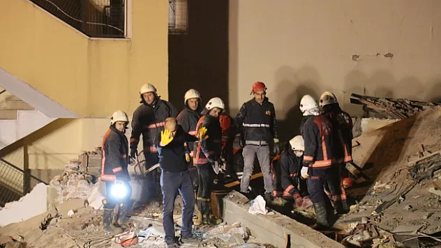 Enkazda arama kurtarma çalışmaları devam ediyor