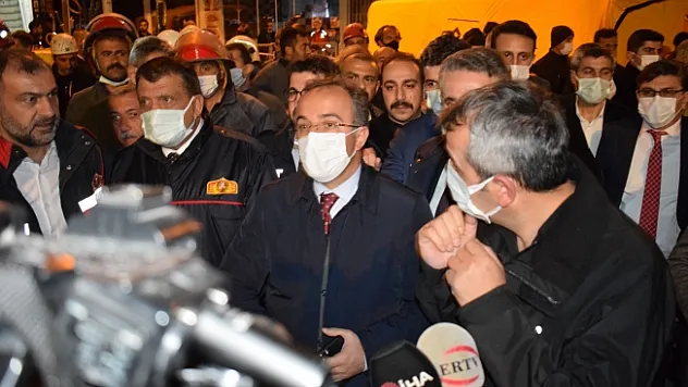 İçişleri Bakan Yardımcısı İsmail Çataklı, çöken binanın enkazında incelemelerde bulundu