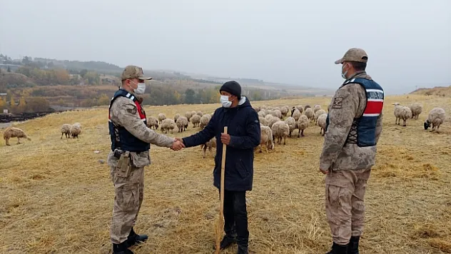 Kayıp koyunları jandarma drone ile buldu