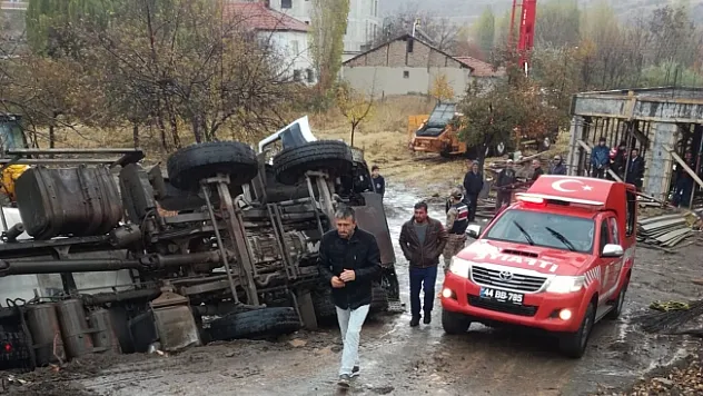 Malatya'da devrilen beton mikserinin sürücüsü araçta sıkıştı!