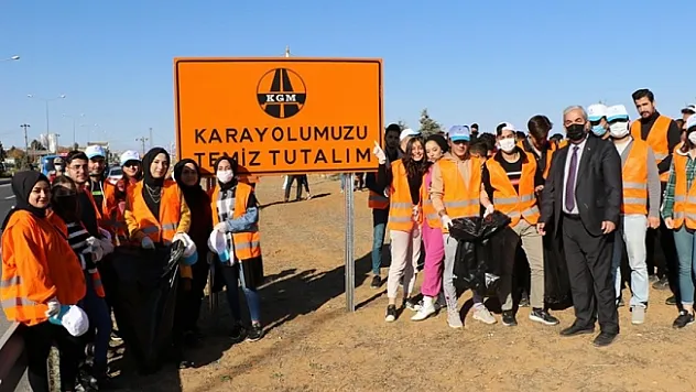 Öğrencilerden çöp toplama etkinliği  