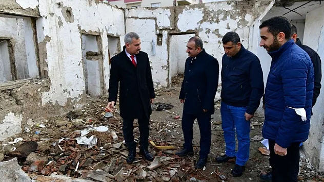 Başkan Çınar, metruk evin yıkımı ve yol açma çalışmalarını inceledi