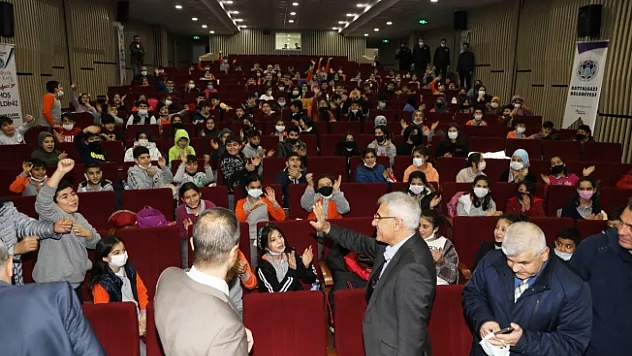 Başkan Güder'den öğrencilere jest