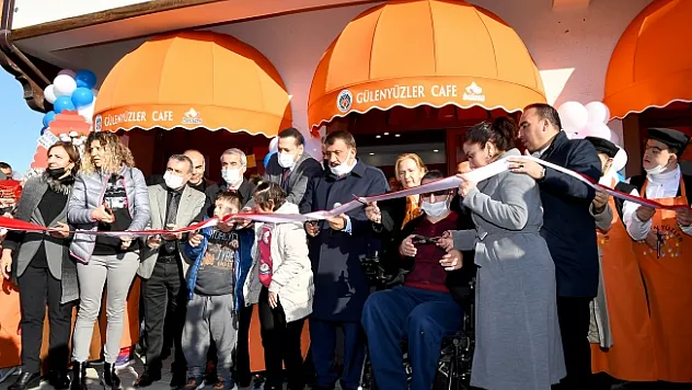 Büyükşehir Belediyesi Gülen Yüzler Cafesi hizmete girdi
