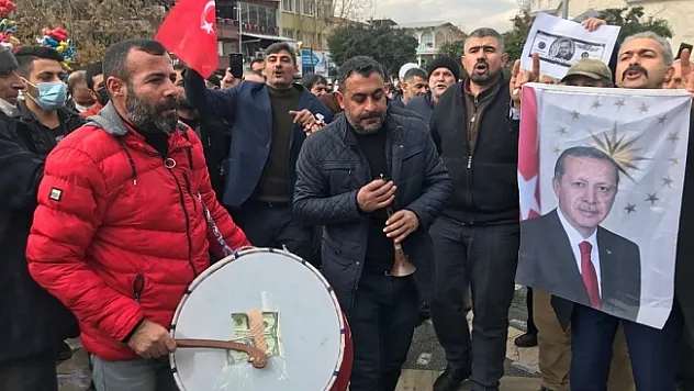Dövizdeki düşüş bu kez de şehir merkezinde kutlandı