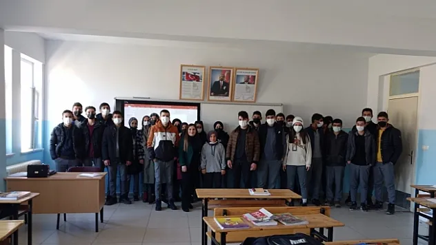 Lise öğrencilerine &quotMedya Okuryazarlığı&quot semineri