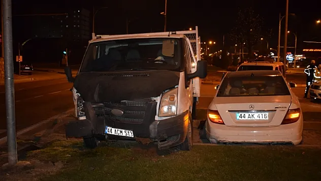 Malatya'da çarpışan 2 araç refüje çıktı: 2 yaralı