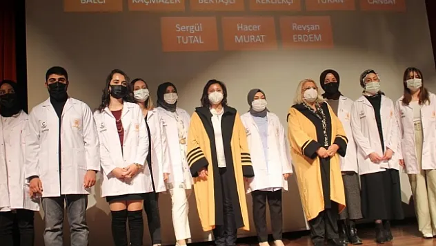 Öğrenciler beyaz önlük giydi