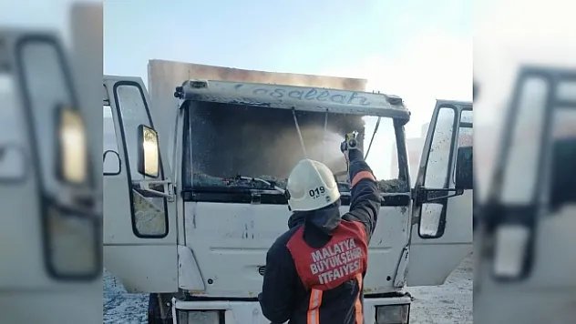 Park halindeki kamyon alev alev yandı!