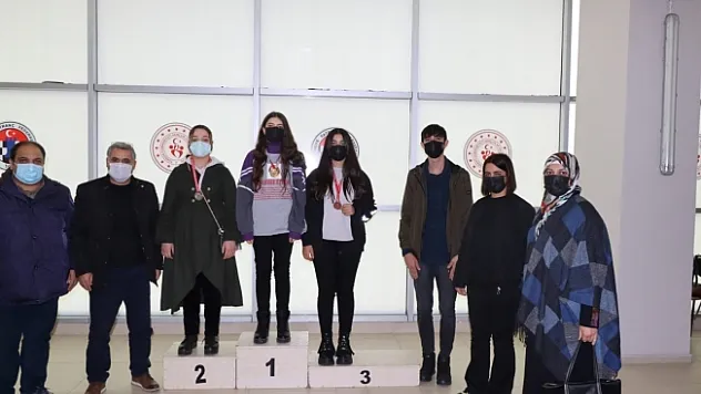Satrançta dereceye girenlere madalyaları verildi