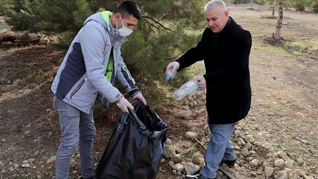 Üniversite öğrencileri atık topladı
