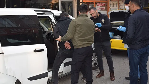 Yaraladığı kadını gasp ettiği araçla kaçırmaya çalıştı!