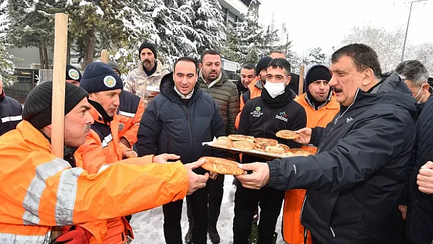 Başkan Gürkan, sahada çalışan personellerle bir araya geldi