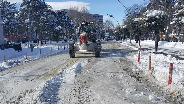 Büyükşehir Belediyesinin kar mesaisi devam ediyor