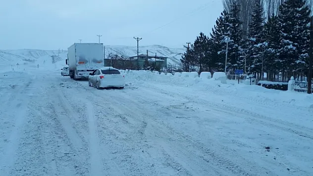 Darende-Kayseri karayolu ulaşıma kapandı