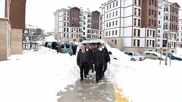 Depremzeleri ziyaret eden Gürkan: Allah bir daha böyle acı göstermesin