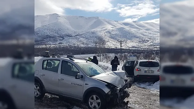 İki otomobil kafa kafaya çarpıştı: 9 yaralı