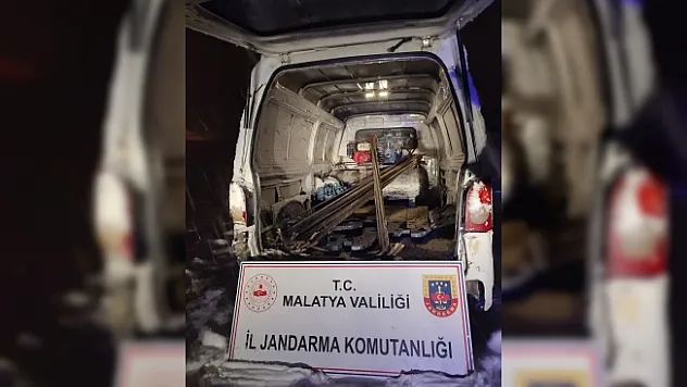 İnşaattan demir çalan hırsızların aracı kara saplandı