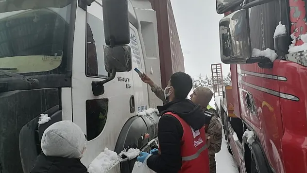 Jandarma kar nedeniyle yolda bekleyenlere kumanya dağıttı