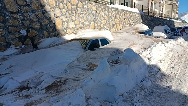 Kar kalınlığı 60 santimetreyi geçti araçlar karın altında kayboldu