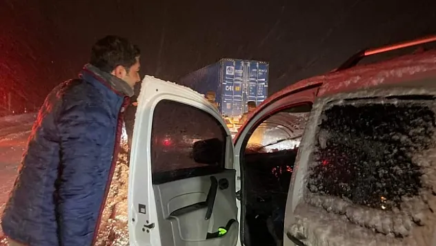 Karda yolda kalanlara kumanya ikramı