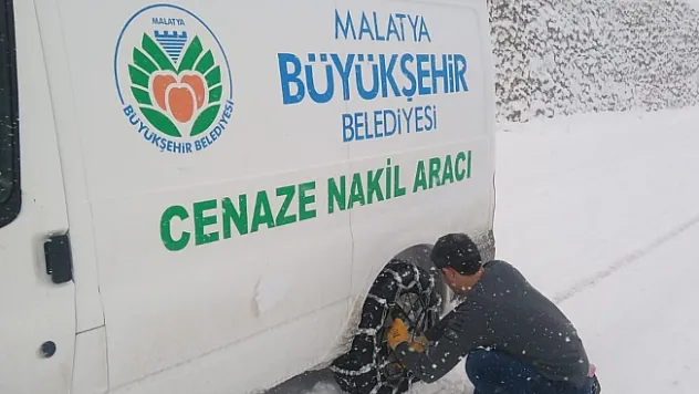Mezarlıklar Müdürlüğünün zorlu kar mesaisi