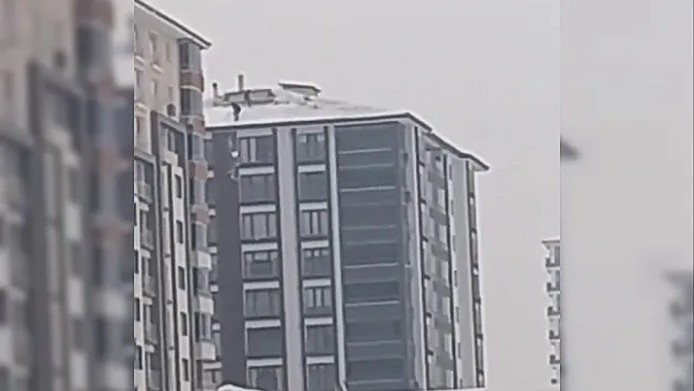 14 katlı binada tehlikeli kar temizliği