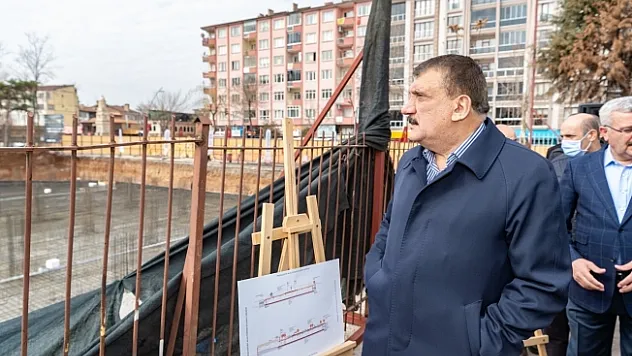 Başkan Gürkan kent meydanındaki çalışmaları inceledi