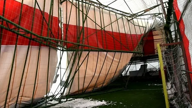 Doğanşehir'de halı saha çöktü!