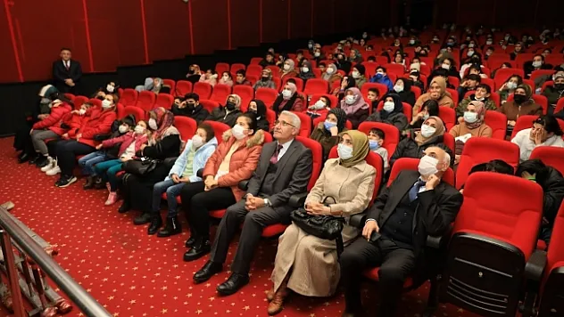 Güder, yetim çocuklara sinema keyfi yaşattı  
