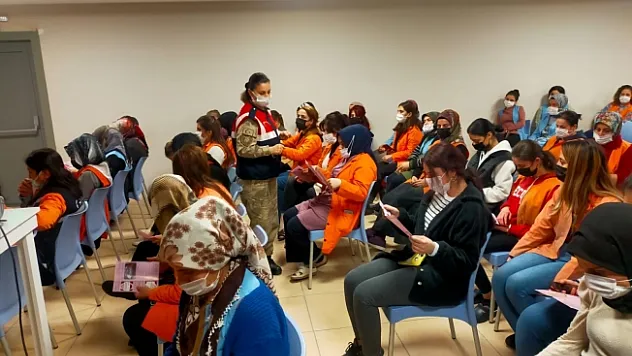 Kadın işçilere KADES anlatıldı