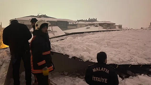 Kardan çöken ahşap çatı parçalara ayrıldı