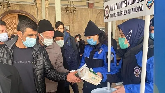 Polis kandil simidi dağıttı