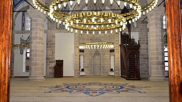 Vali Baruş, tadilattaki Yeni Cami'yi inceledi