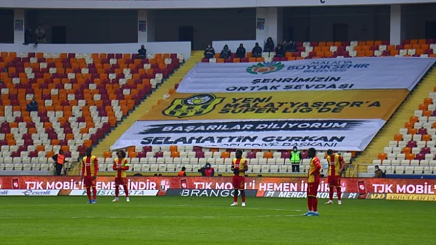 Yeni Malatyasporlu futbolcular maça protesto ile başladı  