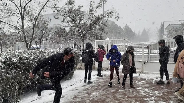 Arguvan'da gençlerin kar sevinci