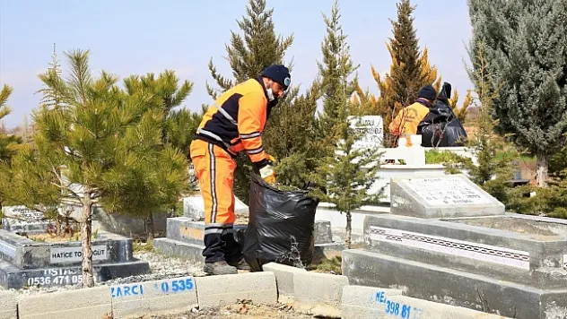 Battalgazi'deki mezarlıklarda Ramazan temizliği
